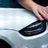Lavage extérieur haut de gamme d’une berline